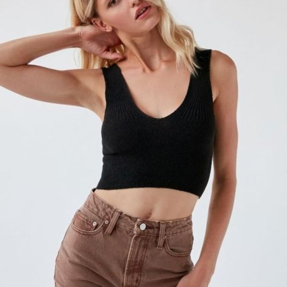 UO Sugar Cropped V-Neck Tank Top - Picture 2 of 4